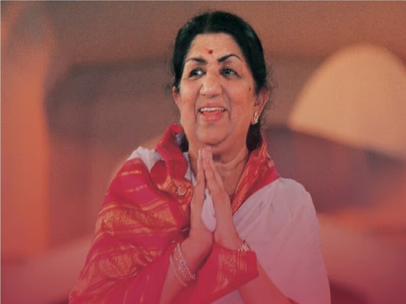 *যদিও লতা মঙ্গেশকর একসময় গান গাওয়া ছেড়ে দিয়েছিলেন, তবুও তাঁর প্রতি শ্রোতাদের এবং পরিচালকদের আকর্ষণ কখনও কমেনি। প্রতিটি পরিচালক চাইতেন, তাঁদের ছবির অন্তত একটি গান লতা মঙ্গেশকর গাইবেন। কারণ, তাঁর সুর-গায়কী যে কোনও গানকে এক অনন্য মাত্রায় পৌঁছে দিত। তাঁর গানের সেই অবিস্মরণীয় গলার কাজ আজও মানুষের হৃদয়ে একইভাবে বেঁচে রয়েছে। সংগৃহীত ছবি। 