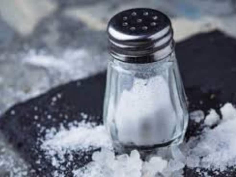 শুদ্ধতা এবং সুষ্ঠু পরিবেশ: নুন একটি প্রাকৃতিক পরিষ্কারক উপাদান হিসেবে কাজ করে। এটি ঘরের সকল দূষণ, ময়লা এবং জীবাণু দূর করতে সাহায্য করে। ফলে, ঘর থাকে সতেজ এবং পরিষ্কার।