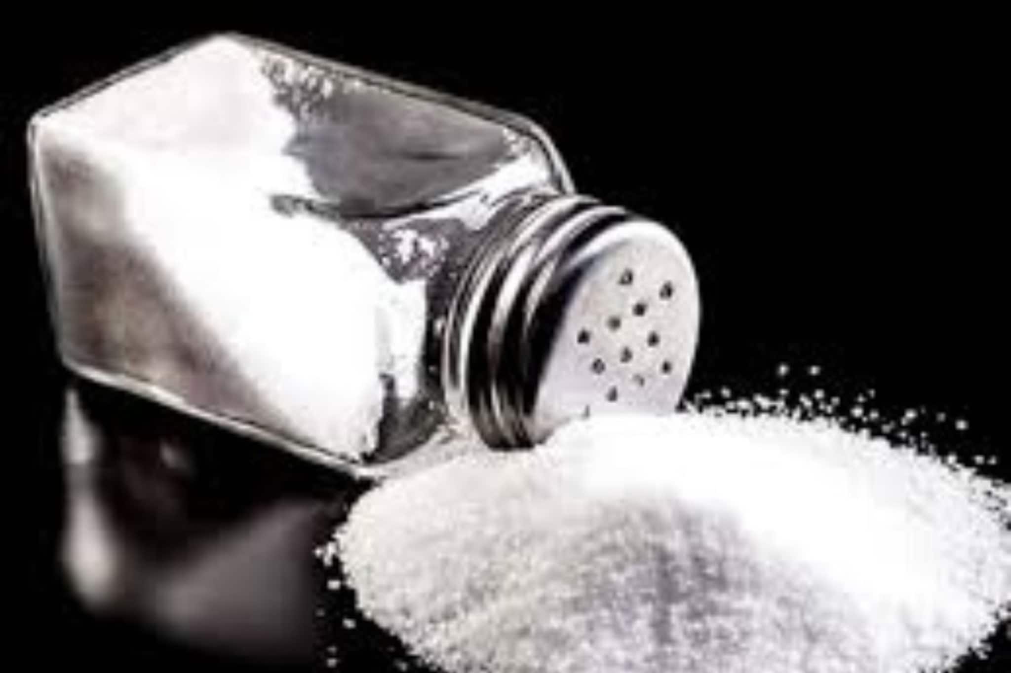 সকালে ঘুম থেকে উঠে বালতির জলে এক চিমটে নুন ফেলে দিন! তারপর দেখুন খেলা! বদলে যাবে ভাগ্য