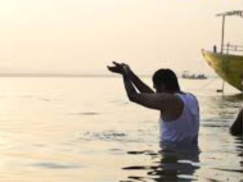 Makar Sankranti 2025, Makar Sankranti 2025 Daan, Makar Sankranti 2025 gud kala til Ka Daan, benefits of donating black sesame jaggery on makar Sankranti, makar sankranti par gud til daan ke fayde, anna daan ke fayde, what to donate on makar Sankranti মান্যতা অনুসারে সূর্য এবং শনি একে অপরের পিতা এবং পুত্র, কিন্তু দুজনেই একে অপরের সঙ্গে শত্রু ভাব। এর ফলে মনে করা হয় শনি এবং সূর্যের একসঙ্গে থাকলে তা শুভ ফল প্রদান করে না। কিন্তু, এই সময় সূর্য এবং শনির শুভ ফল পাওয়া যায়। প্রতীকী ছবি 