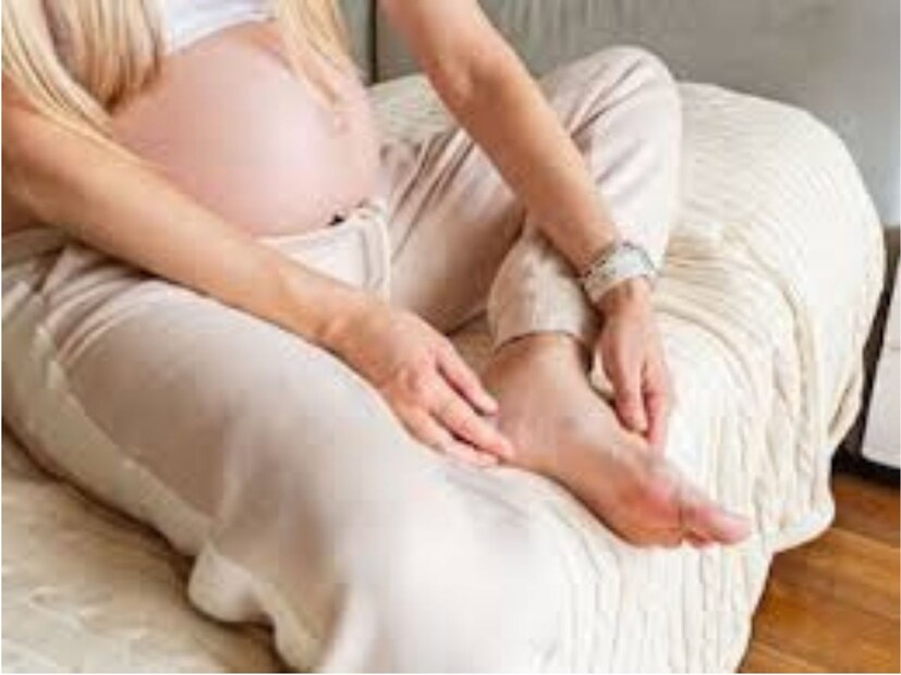 নতুন দিল্লির ফোর্টিস লা ফেম হাসপাতালের প্রসূতি ও স্ত্রীরোগ বিশেষজ্ঞ ডিপার্টমেন্টের সিনিয়র ডিরেক্টর ডাঃ মীনাক্ষী আহুজা জানালেন, গর্ভাবস্থায় নারীদের স্ট্রোকের ঝুঁকি সাধারণ নারীদের তুলনায় প্রায় তিন গুণ বেড়ে যায়।