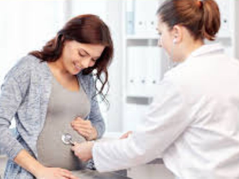 চিকিৎসক জানালেন, গর্ভাবস্থার আগে ধূমপান, অতিরিক্ত ওজন এবং চর্বিযুক্ত খাবারের অভ্যাস স্ট্রোকের ঝুঁকি বাড়াতে পারে। তবে গর্ভাবস্থার আগে রক্তচাপ, রক্তে শর্করা এবং ওজন নিয়ন্ত্রণে রাখা গেলে ঝুঁকি অনেকটাই কমে।