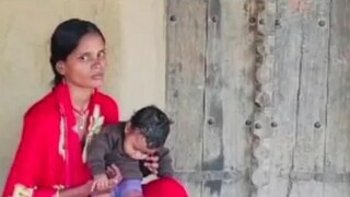 ‘ভালবাসার চিহ্ন’ নিয়ে প্রেমিকের বাড়ির সামনে ধর্নায় যুবতী  