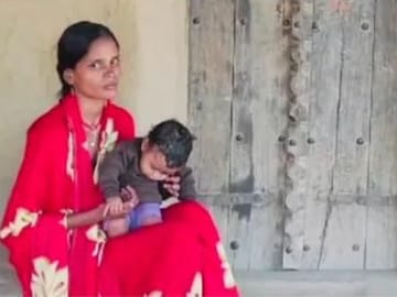 ‘ভালবাসার চিহ্ন’ নিয়ে প্রেমিকের বাড়ির সামনে ধর্নায় যুবতী  