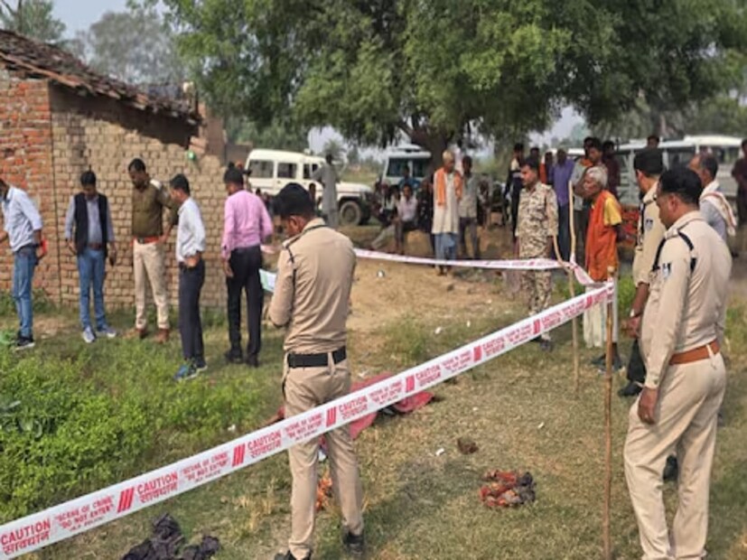 হত্যাকাণ্ড প্রসঙ্গে এসপি আগম জৈন বলেন, “জুঝার নগর থানা এলাকার ঘটনা। এক মহিলার মৃতদেহ উদ্ধার হয়েছিল। ঘটনায় মৃতের বউমা ও তাঁর সঙ্গীকে গ্রেফতার করা হয়েছে। দু’জনে মিলেই হত্যাকাণ্ড ঘটিয়েছে। অভিযুক্তদের মধ্যে প্রেমের সম্পর্ক ছিল। মৃত মহিলা তাঁদের সম্পর্কের কথা জেনে গিয়েছিলেন। সেই কারণেই তাঁকে হত্যা করা হয়েছে।” Representational Image