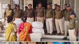 স্টেশনে ঘুরে বেড়াচ্ছিলেন দুই মহিলা, পুলিশ তল্লাশি শুরু করতেই এলাকায় ছড়িয়ে পড়ে আতঙ্ক