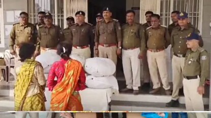 স্টেশনে ঘুরে বেড়াচ্ছিলেন দুই মহিলা, পুলিশ তল্লাশি শুরু করতেই এলাকায় ছড়িয়ে পড়ে আতঙ্ক স্টেশনে ঘুরে বেড়াচ্ছিলেন দুই মহিলা, পুলিশ তল্লাশি শুরু করতেই এলাকায় ছড়িয়ে পড়ে আতঙ্ক