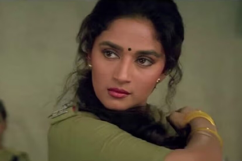 সবচেয়ে আশ্চর্যের বিষয়, বিতর্ক কিন্তু ছবিতে গানটির উপস্থিতি বা গানের কথার উপরে কোনও ছাপ ফেলতে পারেনি। সেন্সর বোর্ডের কাঁচির হাত থেকে বেঁচে গিয়েছিল 'চোলি কে পিছে'। যদিও সেই সময়ে একযোগে ৩২টি সংগঠন এই গান নিয়ে আপত্তি জানায়। বিতর্ক পৌঁছে গিয়েছিল সংসদেও। শোনা যায়, সেই সময়ে এক অনুষ্ঠানে ইলা অরুণ গান গাইবেন, 'চোলি কে পিছে' গাওয়ার প্রবল সম্ভাবনা থাকবে বলে সোনিয়া গান্ধি সেই সভায় উপস্থিত থাকার বিষয়ে আপত্তি জানিয়েছিলেন।