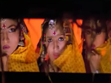 দেগে দেওয়া হয়েছিল অশ্লীল বলে, সংসদেও চলেছিল বিতর্ক, তাও সুপারহিট ‘চোলি কে পিছে’