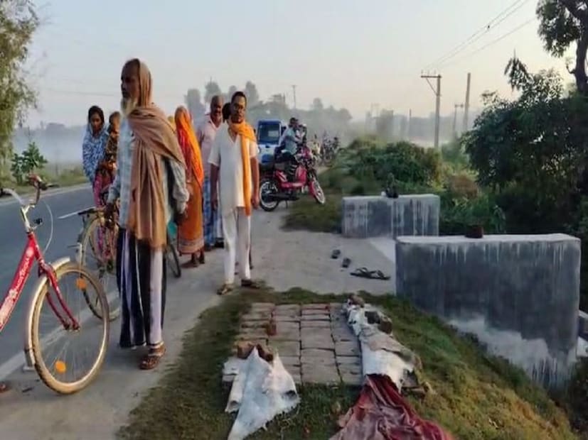 প্রাতঃভ্রমণে বেরিয়ে বেপরোয়া পিকআপ ভ্যানের ধাক্কায় মৃত্যু হল তিন জনের। জখম চালক সহ আরও দুই। শনিবার সকালে মর্মান্তিক দুর্ঘটনাটি ঘটেছে পাঁচটা নাগাদ মালদহের হরিশ্চন্দ্রপুরগামী ৩১ নম্বর জাতীয় সড়কে কাবুয়ারোড এলাকায়।