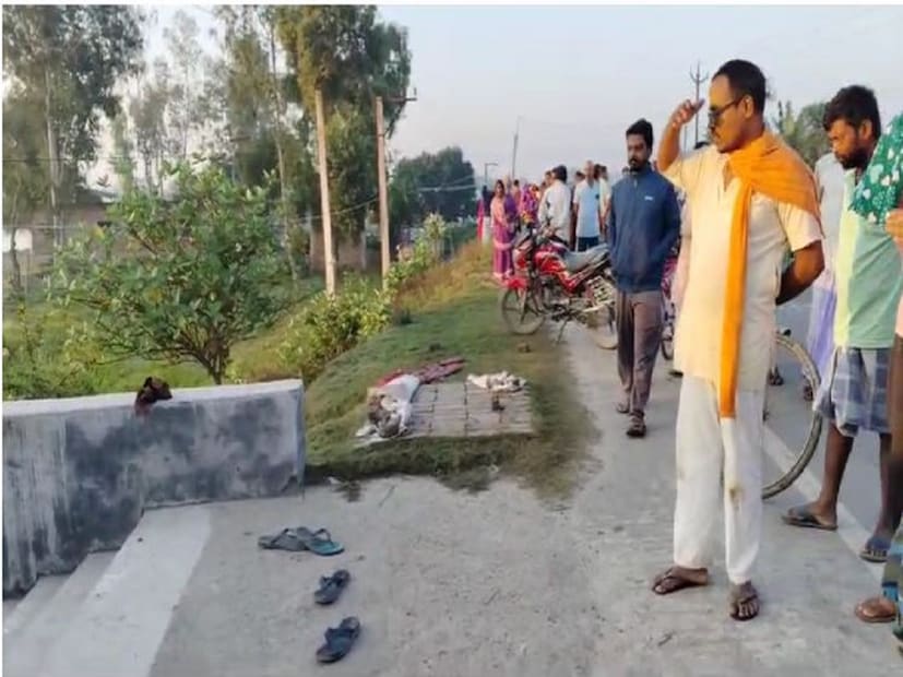 জানা গিয়েছে, প্রতিদিনের মতো এ দিনও কাকভোরে তুলসিহাটা গ্রামের পাঁচজন বাসিন্দা ৩১ নম্বর জাতীয় সড়ক ধরে প্রাতঃভ্রমণে বেরিয়েছিলেন। তাঁরা কালী মন্দিরের সামনে রাস্তার ধারে দাঁড়িয়ে ব্যায়াম করছিলেন। সেই সময় তুলসিহাটার দিক থেকে বেপরোয়া গতিতে ছুটে আসা পিকআপ ভ্যান পিছন থেকে এসে তিনজনকে সজোড়ে ধাক্কা মারে।