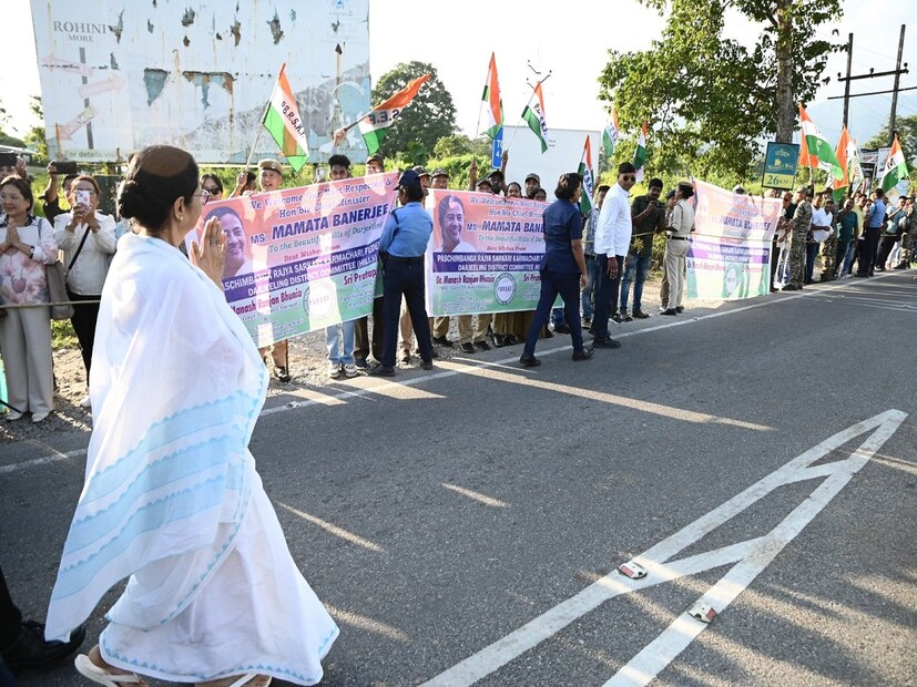 প্রাণ খুলে পাহাড়ের চেনা অচেনা ছোট বড় সকলের মুঠো ভরছেন মুখ্যমন্ত্রী। আর তাতেই গায়েব সব চকলেট। দোকানিদের দাবি, শেষ কৌটোটিও শেষ, অতএব এবার শিলিগুড়ি থেকে অর্ডারি চকলেট না এসে পৌঁছলে মিলবে না এই মহার্ঘ্য।