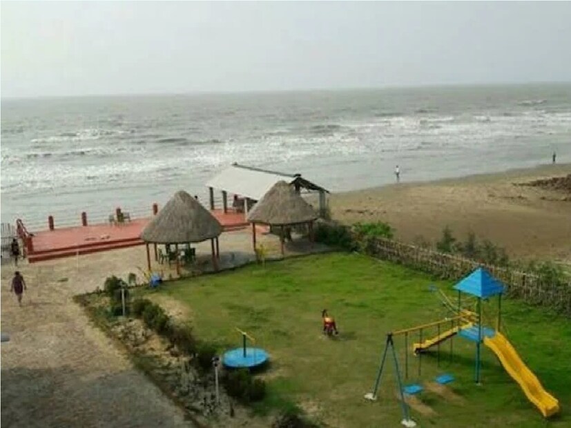 গতকাল পূর্ব মেদিনীপুরের জেলাশাসকের এক নির্দেশেই মন্দারমণি জুড়ে তৈরি হয়েছিল আতঙ্ক৷ চিন্তায় পড়ে গিয়েছিলেন হোটেল মালিক থেকে শুরু করে পর্যটক, হোটেল কর্মী এবং স্থানীয় ব্যবসায়ীরাও৷ 