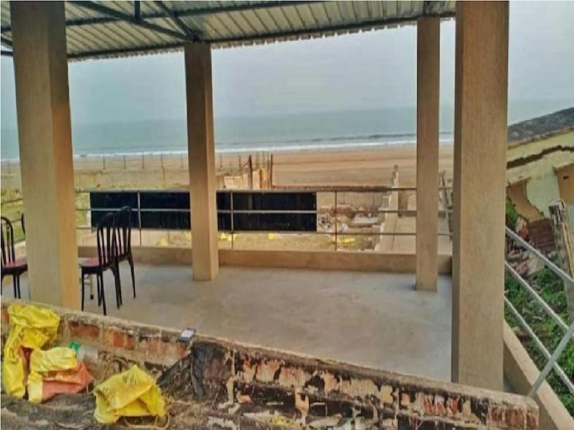 *বাঙালির ঋতুচক্রে প্রবেশ করেছে শীত। শীত মানেই বাঙালির কাছে ঘুরে বেড়ানোর একটা মরশুম। চলমান শতাব্দীর প্রথম থেকেই দিঘার পাশাপাশি রাজ্যের পর্যটন মানচিত্রে স্থান পেয়েছে মন্দারমণি সমুদ্র সৈকত। ফাইল ছবি।