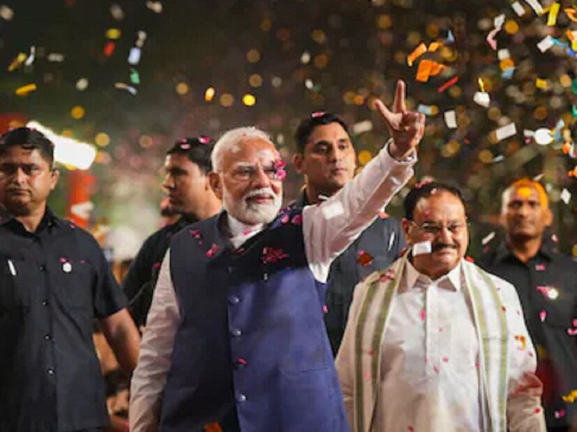 বড় ব্যবধানে জেতার পরেই জল্পনা শুরু হয়ে যায় মুখ্যমন্ত্রী কে হবেন। ২৩৩টি আসনের মধ্যে বিজেপি জিতেছে ১৩২টি আসনে, ৫৭টি আসনে জিতেছে শিব সেনা, পাশাপাশি অজিত পাওয়ারের এনসিপি জিতেছে ৪১টি আসনে।