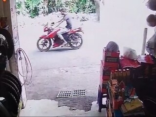 পুলিশ অফিসারের বাইক নিয়ে পালাচ্ছে চোর, ছবি ধরা পড়েছে সিসিটিভি ক্যামেরায়৷ 