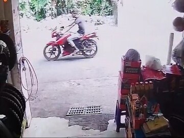 পুলিশ অফিসারের বাইক নিয়ে পালাচ্ছে চোর, ছবি ধরা পড়েছে সিসিটিভি ক্যামেরায়৷ 