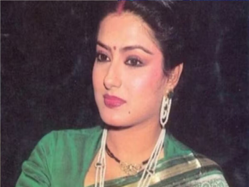 *লেহরান রেট্রোকে দেওয়া এক সাক্ষাৎকারে নিজের বিয়ের গল্প বর্ণনা করতে গিয়ে মৌসুমী বলেন, 'দশম শ্রেণিতে পড়ার সময় জয়ন্ত মুখোপাধ্যায়ের সঙ্গে আমার বিয়ে হয়। হেমন্ত কুমারের পরিবার আমাদের পরিবারের খুব ঘনিষ্ঠ ছিল। আমার মাসি অসুস্থ ছিলেন তাই তিনি হেমন্ত দা এবং আমার বাবার কাছে আমার বিয়ে দেখার ইচ্ছা প্রকাশ করেছিলেন। তখনই বিয়ের সিদ্ধান্ত। এপ্রিলে আমার পরীক্ষা ছিল, মার্চে বিয়ে করেছি। ১৭ বছর বয়স ছিল তখন।' সংগৃহীত ছবি। 