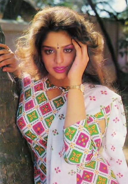 নব্বইয়ের দশকে ঝড় তুলেছিলেন এই অভিনেত্রী। বলিউডে সলমন খান, শাহরুখ খান থেকে শুরু করে সঞ্জয় দত্তর মতো সুপারস্টারদের সঙ্গে কাজ করেছেন। তাঁর অভিনয় প্রশংসিতও হয়েছে সমালোচক মহলে। ধীরে ধীরে তিনি হয়ে উঠেছিলেন ইন্ডাস্ট্রির ‘হট বিউটি’। তিনি আর কেউ নন, ‘বাগি’, ‘ইয়ালগার’, ‘সুহাগ’ খ্যাত অভিনেত্রী নাগমা। বলিউড, টলিউড, কলিউড, সর্বত্রই চুটিয়ে কাজ করেছেন নাগমা। তৈরি করেছেন নিজস্ব পরিচয়। আসল নাম নন্দিতা অরবিন্দ মোরারজি। তাঁর মা সীমা। স্বামীর সঙ্গে বিবাহবিচ্ছেদের পর চলচ্চিত্র প্রযোজক চন্দর সাধনাকে বিয়ে করেন। নাগমার দুই বোন। জ্যোতিকা এবং রোহিনী। তাঁরাও ফিল্ম ইন্ডাস্ট্রির পরিচিত মুখ। 