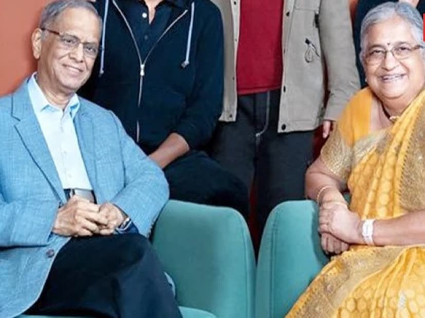সুধা মূর্তি ব্যাখ্যা করে বলেন,“জনকহিতৈষীমূলক কাজেই টাকা-পয়সা খরচ করায় বিশ্বাসী তিনি। সুধা মূর্তির কথায়, ও শপিং করে। জীবনে আমাদের আর কী-ই বা লাগে? ভাল খাবার। তবে চানা ভাটুরা নয়। বরং ভাল আর স্বাস্থ্যকর খাবার। আমাদের অতিরিক্ত জামাকাপড়েরও প্রয়োজন হয় না। আমি আমার সমস্ত টাকা জনহিতৈষণার কাজে ব্যয় করি। ও আমায় বিজনেস ক্লাসের টিকিট বুক করতে বলবে। কিন্তু আমি বলি, কেন? আমি ইকোনমি ক্লাসের টিকিট বুক করেই এক গন্তব্যে একই সময় পৌঁছে যাব।” 