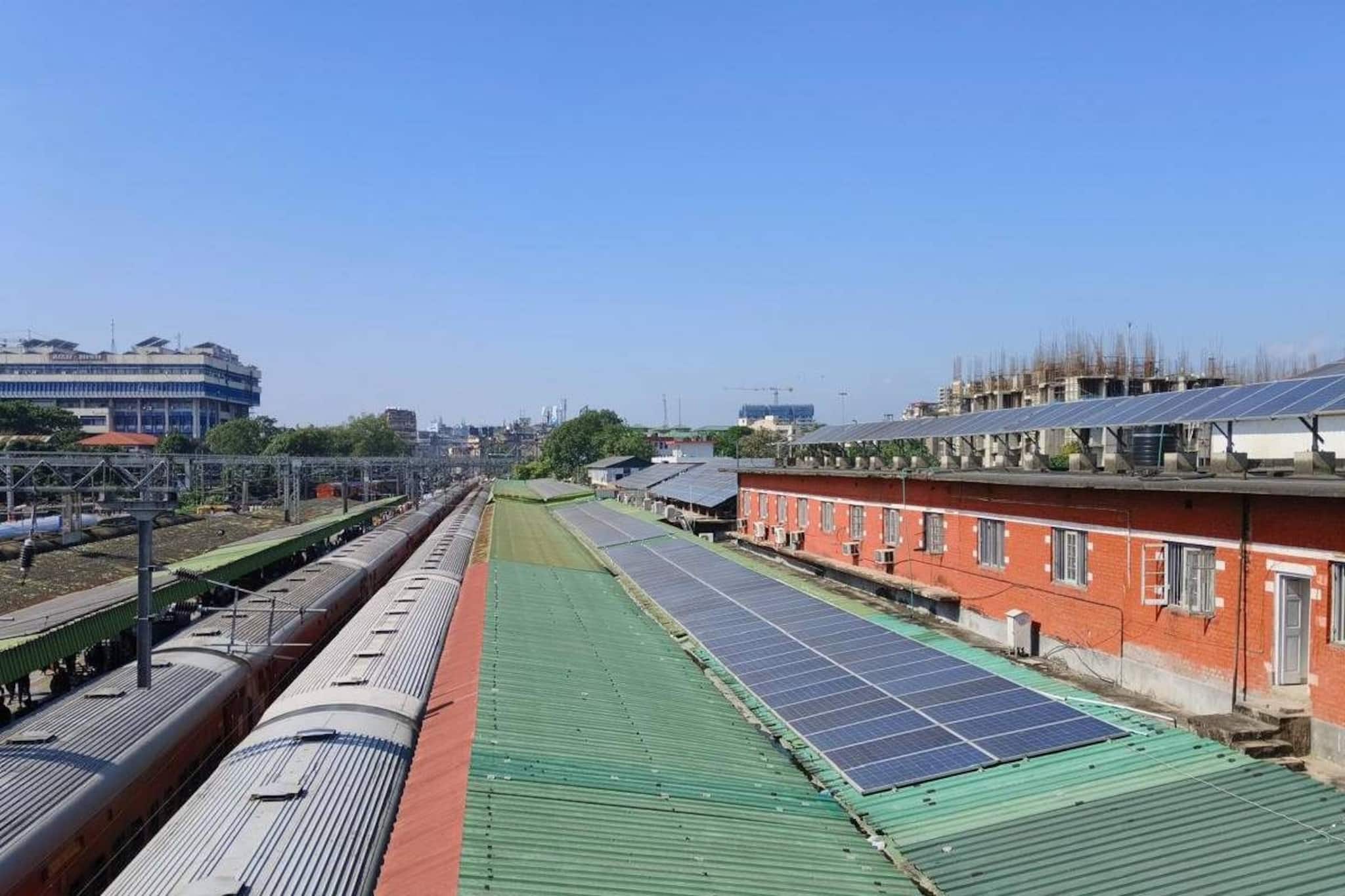 পরিবেশ রক্ষার লক্ষ্যে বিদ্যুৎ খরচ কমিয়ে, সৌরশক্তি ব্যবহারে জোর রেলের