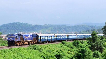 মাঝারি দূরত্বের এক্সপ্রেস ট্রেনগুলিতে অতিরিক্ত রিজার্ভড (সংরক্ষিত ) কোচ জুড়তে চলেছে পূর্বরেল মাঝারি দূরত্বের এক্সপ্রেস ট্রেনগুলিতে অতিরিক্ত রিজার্ভড (সংরক্ষিত ) কোচ জুড়তে চলেছে পূর্বরেল