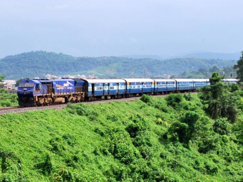 শুধু তাড়াহুড়োয় নয়, অনেক সময় রাত ১২টার পর ট্রেন থাকলেও ভুল হয়। আসলে AM আর PM-এর চক্করে তারিখ গুলিয়ে যায়। তখন ভুল তারিখে টিকিট বুক করে বসেন যাত্রী। এমনটা হামেশাই ঘটে। তাই টিকিটের তারিখ বদলের কিছু নিয়ম চালু করেছে ভারতীয় রেলওয়ে।