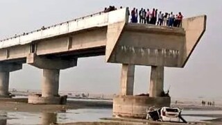 দুর্ঘটনায় ক্ষতিগ্রস্ত ওয়াগন আর গাড়িটিকে পরে রামগঙ্গা নদী থেকে তোলা হয় দুর্ঘটনায় ক্ষতিগ্রস্ত ওয়াগন আর গাড়িটিকে পরে রামগঙ্গা নদী থেকে তোলা হয়