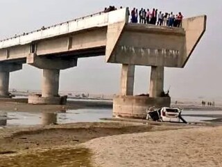 দুর্ঘটনায় ক্ষতিগ্রস্ত ওয়াগন আর গাড়িটিকে পরে রামগঙ্গা নদী থেকে তোলা হয়