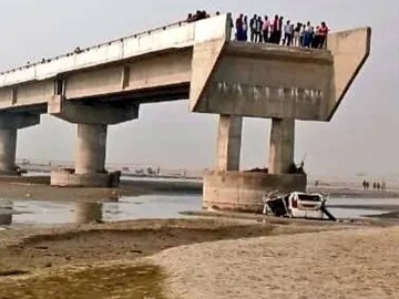 দুর্ঘটনায় ক্ষতিগ্রস্ত ওয়াগন আর গাড়িটিকে পরে রামগঙ্গা নদী থেকে তোলা হয়