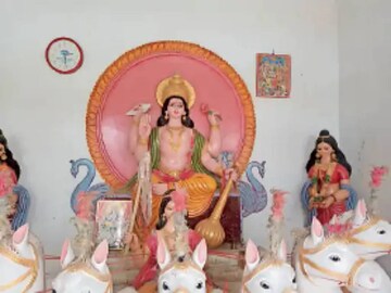 ছট উৎসবের সময় দূর-দূরান্ত থেকে মানুষ এখানে আসেন ভগবান সূর্যের দর্শন পেতে