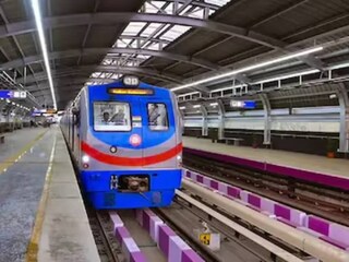 অফিস টাইম বাদে বাকি সার্ভিস টাইমে ২০ মিনিট অন্তর চলে এসপ্ল্যানেড-হাওড়া ময়দান লাইনের মেট্রো