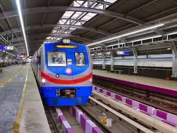 অফিস টাইম বাদে বাকি সার্ভিস টাইমে ২০ মিনিট অন্তর চলে এসপ্ল্যানেড-হাওড়া ময়দান লাইনের মেট্রো