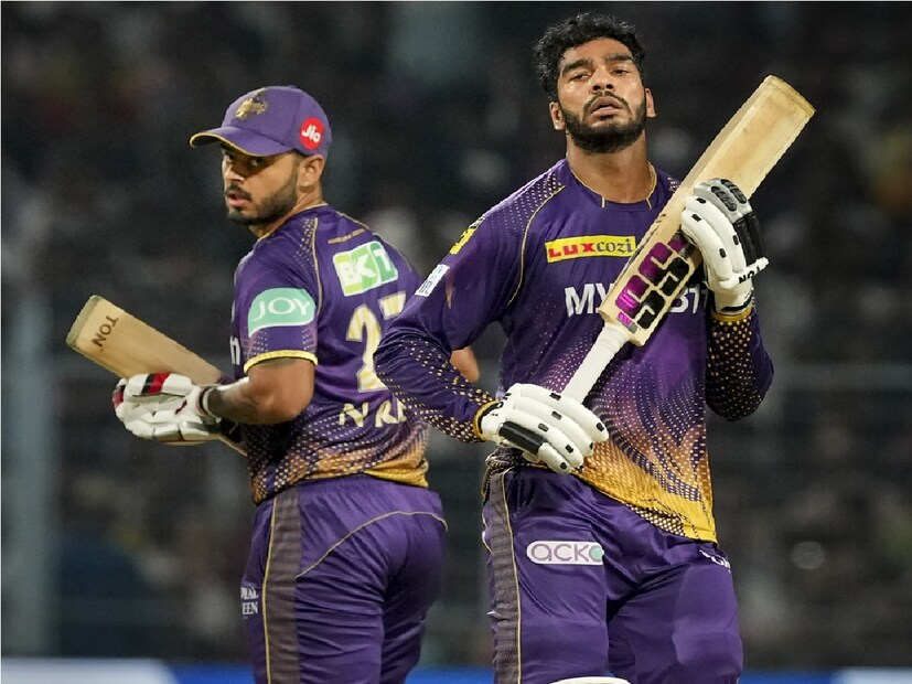 ভেঙ্কটেশ আইয়ারকে দিয়েই আইপিএলে খাতা খুলল কেকেআর। তাঁকে দলে নেওয়ার জন্য দীর্ঘ ক্ষণ লড়াই করে আরসিবি।