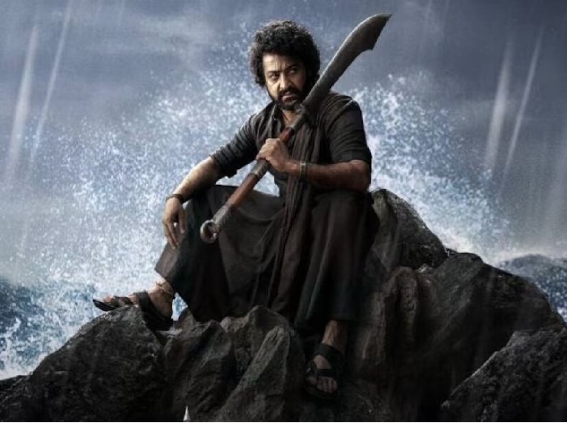 'দেবরা: পার্ট 1' হল 2024 সালের অন্যতম জনপ্রিয় ছবি। তেলেগু ভাষায় তৈরি এই সিনেমাটি এই বছরের সেপ্টেম্বরে মুক্তি পেয়েছে। এতে প্রধান ভূমিকায় অভিনয় করেছেন জুনিয়র এনটিআর। এছাড়াও সাইফ আলি খান, জাহ্নবী কাপুর, প্রকাশ রাজ, জরিনা ওয়াহাব, মানসী ভার্মা সহ আরও অনেক তারকা গুরুত্বপূর্ণ চরিত্রে অভিনয় করেছেন। (ছবি সৌজন্যে: IMDb)