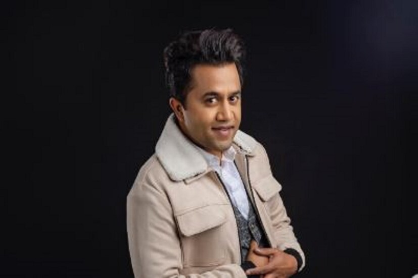 ওমি বৈদ্য এখন স্টাইলিশ। ইনস্টাগ্রামের অধিকাংশ ছবিতেই তাঁর চোখে গগলস, পরনে দামি আধুনিক পোশাক। দেশ-বিদেশের বিভিন্ন লোকেশনে ছবি পোস্ট করেন। যা দেখে অনেকেই বিশ্বাস করতে পারেন না, “এই সেই চতুর।” মজার মজার সব কমেন্টও করেন ইউজাররা। Photo Courtesy: Omi Vaidya/Instagram