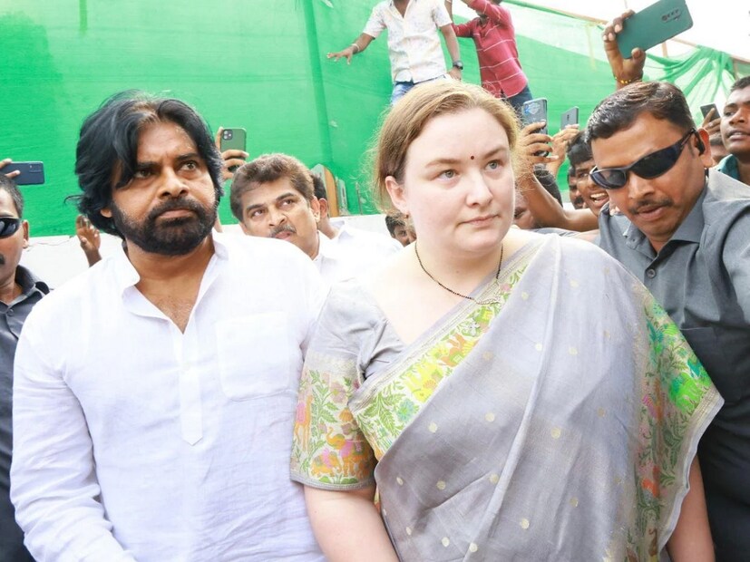 এদিকে ‘তিন মার’ ছবির শ্যুটিংয়ে পবনের আলাপ হয় অ্যানার সঙ্গে। সেই আলাপই গাঢ় হয়। প্রেমে রূপান্তরিত হয়। এরপর ২০১২ সালে রেণুকে ডিভোর্স দেন অভিনেতা। এরপর ২০১৩ সালে তৃতীয় বারের জন্য বিয়ের পিঁড়িতে বসেন পবন। ২০১৭ সালে তাঁদের জীবনে আসে তাঁদের সন্তান। এদিকে অ্যানা আসতেই পবনের রাজনৈতিক সফর এক নতুন মোড় নেয়। চলতি বছর এনডিএ-র সমর্থনে অন্ধ্রপ্রদেশের উপ-মুখ্যমন্ত্রী হন তিনি। 