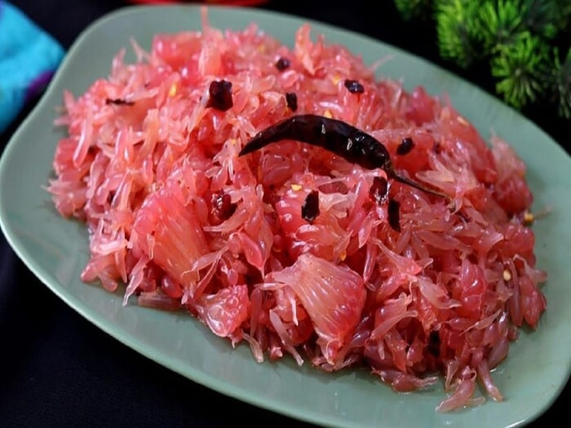 বিভিন্ন ফলের বিভিন্ন রকম উপকার আছে। কিন্তু রোজ রোজ তো বিভিন্ন রকম ফল খাওয়ার সময় বা সুযোগ হয় না। এক ফলেই যদি পেটের রোগের মোকাবিলা, প্রতিরোধ ক্ষমতা বাড়ানো, ত্বক কিংবা চুলের সমস্যার সমাধান সম্ভব হয়, তবে মন্দ হয় না। তেমন একটি ফল হল বাতাবি লেবু। (Disclaimer: এই প্রতিবেদনটি কেবলমাত্র সাধারণ তথ্যের জন্য, তাই বিস্তারিত জানতে হলে সর্বদা বিশেষজ্ঞের পরামর্শ নিন।) বিভিন্ন ফলের বিভিন্ন রকম উপকার আছে। কিন্তু রোজ রোজ তো বিভিন্ন রকম ফল খাওয়ার সময় বা সুযোগ হয় না। এক ফলেই যদি পেটের রোগের মোকাবিলা, প্রতিরোধ ক্ষমতা বাড়ানো, ত্বক কিংবা চুলের সমস্যার সমাধান সম্ভব হয়, তবে মন্দ হয় না। তেমন একটি ফল হল বাতাবি লেবু। (Disclaimer: এই প্রতিবেদনটি কেবলমাত্র সাধারণ তথ্যের জন্য, তাই বিস্তারিত জানতে হলে সর্বদা বিশেষজ্ঞের পরামর্শ নিন।)