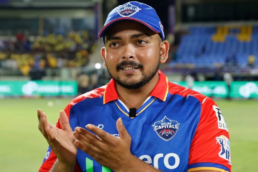 ধুমকেতুর মতো উত্থান। রকেট বাজির মতো পতন। গোঁত্তা খেতে খেতে মুখ থুবড়ে সোজা মাটিতে। টিম ইন্ডিয়া তাঁকে ছেঁটে ফেলেছিল আগেই। এবার আইপিএলেও তাই হল। অবিক্রিত থেকে গেলেন পৃথ্বী শ। এ যেন ভারতীয় ক্রিকেটের অন্যতম তরুণ তুর্কীর কেরিয়ারের মহানাটকীয় যবনিকা পতন। 