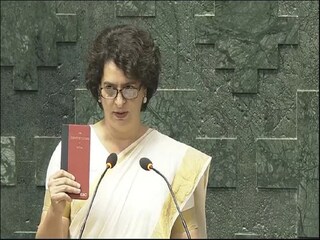 সাংসদ হিসেবে শপথ নিলেন প্রিয়াঙ্কা গান্ধি৷