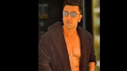 কাপুর পরিবারের 'ক্যাসানোভা' হিসাবে পরিচিত রণবীরের লাভলাইফ নিয়ে উত্তেজনার পারদ সবসময়ই তুঙ্গে থেকেছে কাপুর পরিবারের 'ক্যাসানোভা' হিসাবে পরিচিত রণবীরের লাভলাইফ নিয়ে উত্তেজনার পারদ সবসময়ই তুঙ্গে থেকেছে