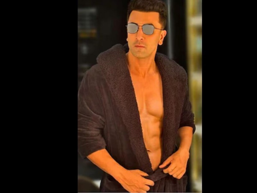 কাপুর পরিবারের 'ক্যাসানোভা' হিসাবে পরিচিত রণবীরের লাভলাইফ নিয়ে উত্তেজনার পারদ সবসময়ই তুঙ্গে থেকেছে! একবার করণ জোহরের চ্যাট শো 'কফি উইথ করণ'-এ তাঁকে প্রশ্ন করা হয়, 'কেমন যৌনতা তাঁর পছন্দ?' উত্তরে রণবীর জানান, ক্যাজুয়াল যৌনতার থেকে খারাপ কিছু হয় না! ক্যাজুয়াল যৌনতার অভিজ্ঞতা হস্তমৈথুনের থেকেও খারাপ! 