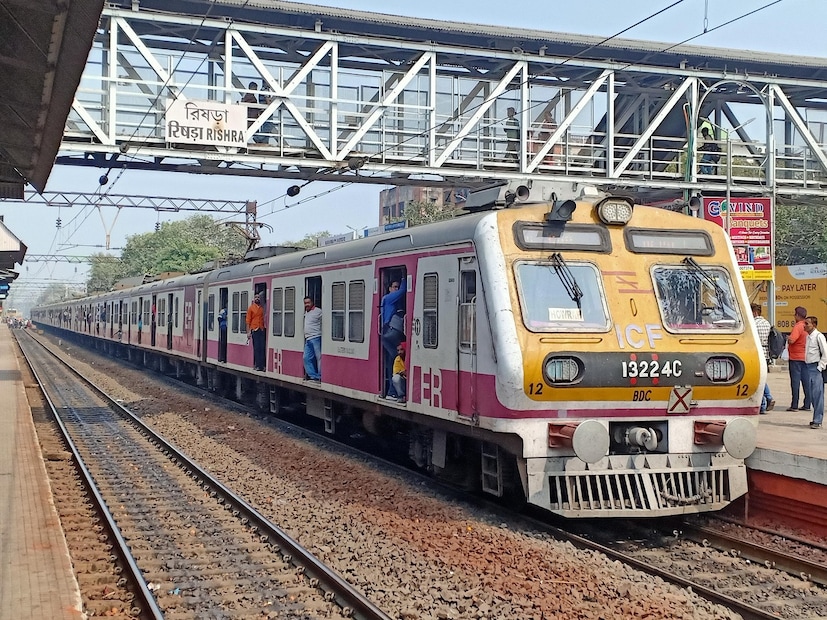 এছাড়াও, ৭২টি এক্সপ্রেস বা দূরপাল্লার ট্রেনের গতি বাড়িয়ে দেওয়া হলো। গন্তব্যস্থলে পৌঁছানোর ক্ষেত্রে এতদিন পর্যন্ত যে সময় লাগতো, তার থেকে ওই ৭২টি এক্সপ্রেস ট্রেনের ৫ মিনিট থেকে ৫৫ মিনিট সময় কম লাগবে। প্রতীকী ছবি।