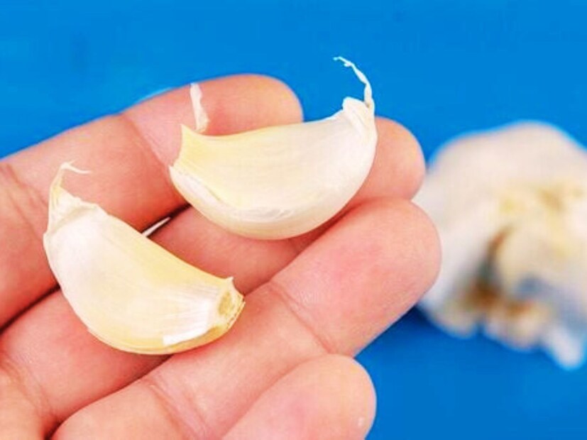 নিয়মিত রসুন খেলে শুক্রাণুর সংখ্যা বাড়ে। কাঁচা রসুন খাওয়ার ফলে শুক্রাণু ঘন হয় এবং শুক্রাণুর গুণগত মান বেড়ে যায়।