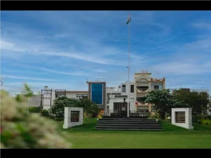ওজোন সিটির গোল্ডেন এস্টেটে রিঙ্কু সিংয়ের নতুন বাড়ি, কোঠি নং ৩৮, দেখার মতো। বুধবার কোল তহসিল রেজিস্ট্রেশন অফিসে এই প্রশস্ত ৫০০-স্কোয়ার ইয়ার্ড বাংলোর মাপ হিসেবে বলা হয়েছ৷