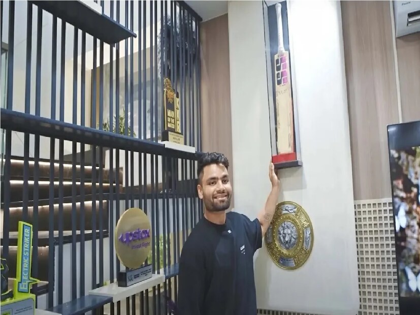 সেই ব্যাটটিকেও বিশেষ দেওয়ালে রেখেছেন , যেটি দিয়ে তিনি কেকেআরের হয়ে আইপিএলে পাঁচটি ছক্কা হাকিয়েছেন৷ সেই ম্যাচটি ছিল গুজরাত টাইটান্সের বিরুদ্ধে৷