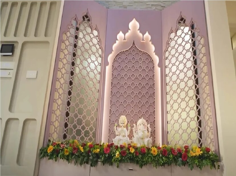 ফ্লোর - তিন তলা এই বাড়ির প্রতিটা তলায় বিভিন্ন রকম ডিজাইন করা হয়েছে প্রতিটা ফ্লোরের বিভিন্ন ধরনের কার্যকরিতা রয়েছে৷