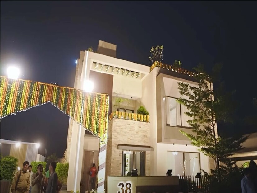 রিঙ্কুর নতুন বাংলো আলিগড়ের বাইরের গোল্ডেন এস্টেটে  ওজোন সিটিতে রয়েছে৷ রিঙ্কুর এই বাংলো তিন তলা৷ পুরো প্রপার্টিটির প্রতিটা কোণায় উপচে পড়ছে আভিজাত্য, বিলাসিতা ও সুখ৷