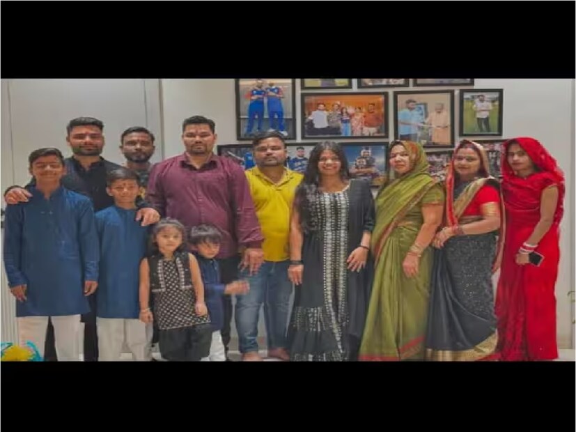 রিঙ্কু সিং গত সপ্তাহে তাঁর পরিবারের সঙ্গে তাঁর নতুন বাড়িতে গৃহপ্রবেশ করেছিলেন, ট্র্যাডিশানাল গৃহ প্রবেশের পুজোর পাশাপাশি একটি ফিতে কেটে পা রাখেন৷ এখানেই দিওয়ালি সেলিব্রেট করেন৷