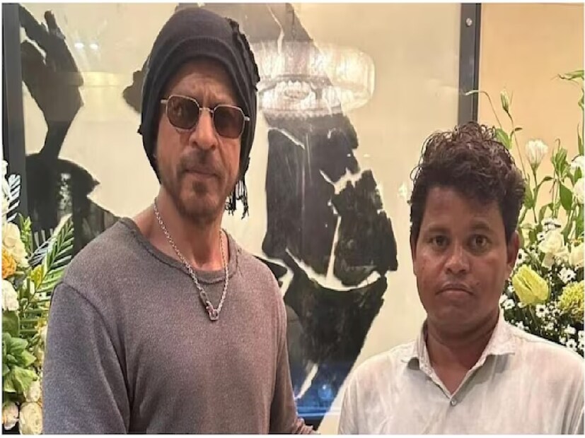 ৯৫ দিন ধরে মন্নতের বাইরে অপেক্ষা করেছিলেন। তার পর সুযোগ পেলেন 'ঈশ্বর' দর্শনের। গত ২ নভেম্বর, জন্মদিনে ভক্তের সঙ্গে হাত মেলালেন শাহরুখ খান। স্বপ্ন পূরণ হল ভক্তের, পেলেন অপেক্ষার ফসল।